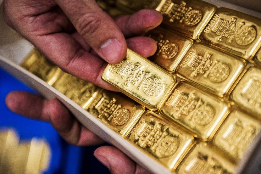 الذهب ينخفض بفعل جني الأرباح وارتفاع الدولار