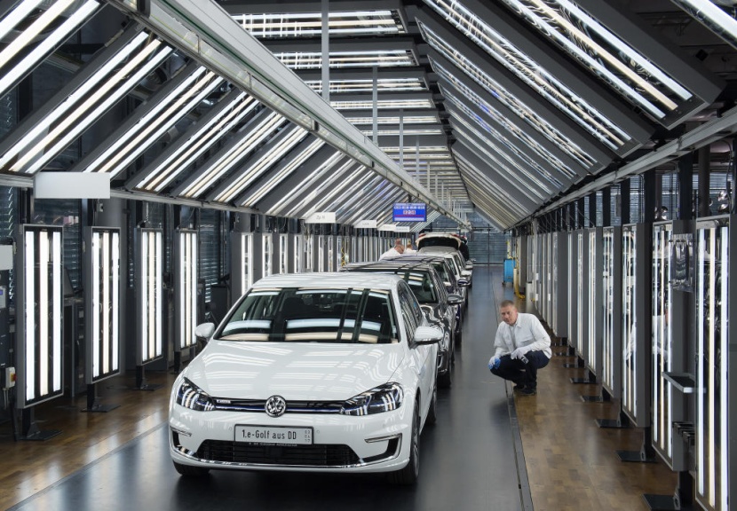 مراحل تصنيع سيارة فولكس فاجن الكهربائية "جولف"  فى خط الإنتاج داخل مصنع شركة صناعة السيارات الألمانية