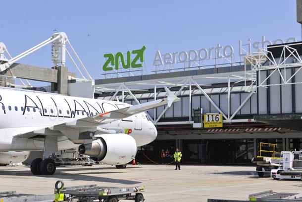 فوضى وإلغاء رحلات في مطار لشبونة بسبب نقص الوقود