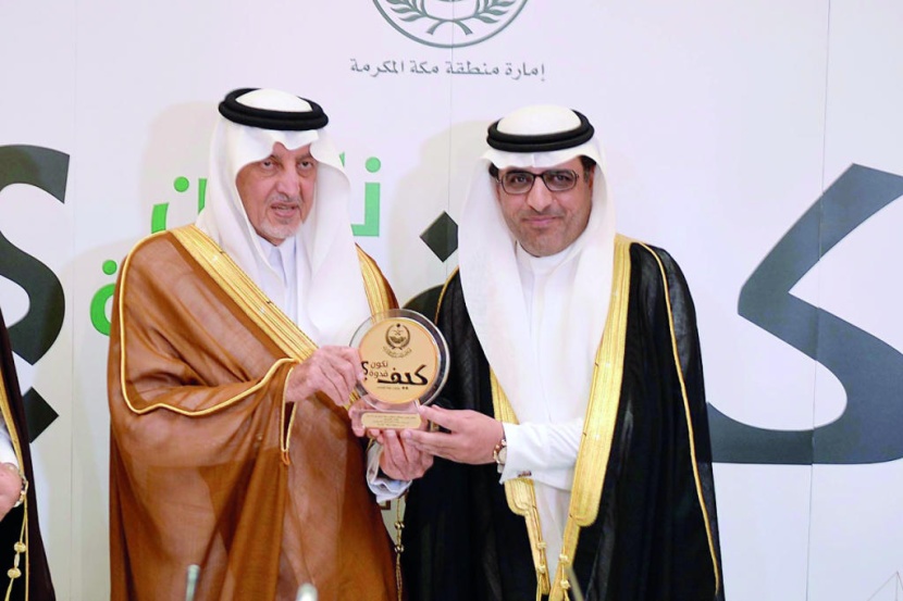 الأمير خالد الفيصل يكرم البنك الأهلي لشراكته في تنمية المنطقة