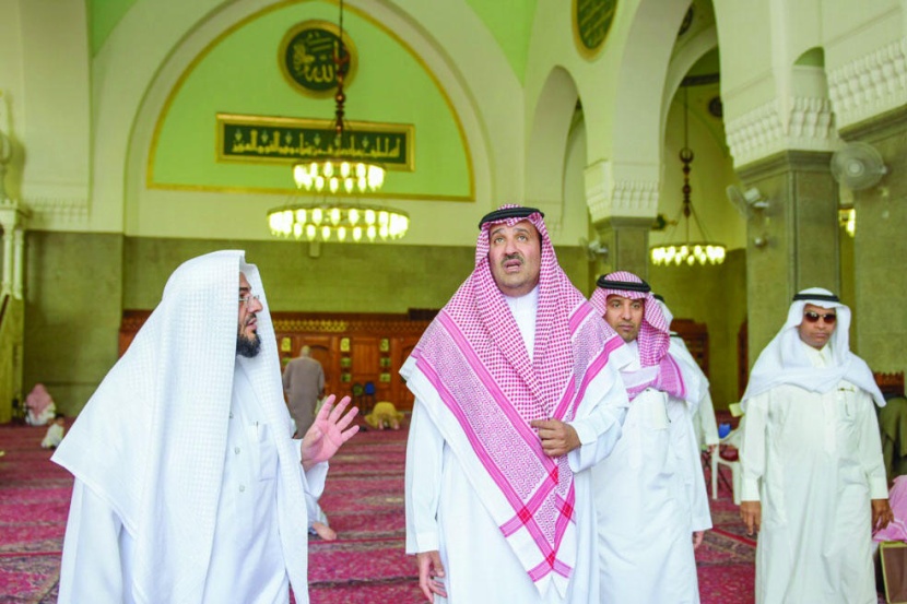 أمير المدينة المنورة يتفقد الاستعدادات والخدمات المقدمة لزوار مسجد قباء