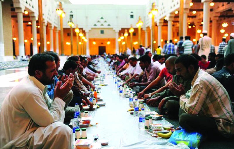 موائد الإفطار الرمضانية .. عادة سنوية لسعوديين يشاركون المغتربين إفطارهم