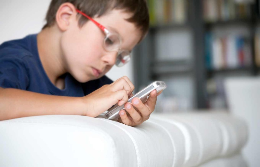 الاستخدام اليومي للهواتف الذكية يضعف تركيز الأطفال