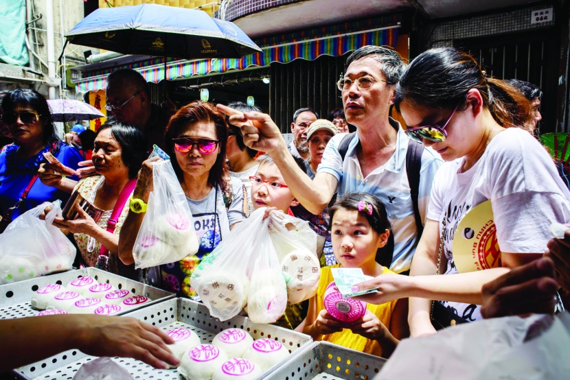 زبائن يصطفون أمام أحد متاجر المخبوزات في هونج كونج
