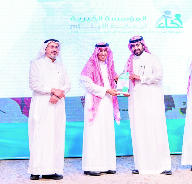 وزير العمل والتنمية الاجتماعية يكرم «العربية للإعلانات الخارجية» لرعايتها أنشطة «إخاء»