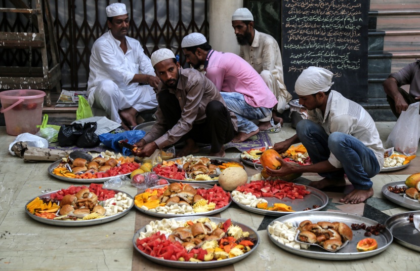 قصة مصورة.. رمضان حول العالم