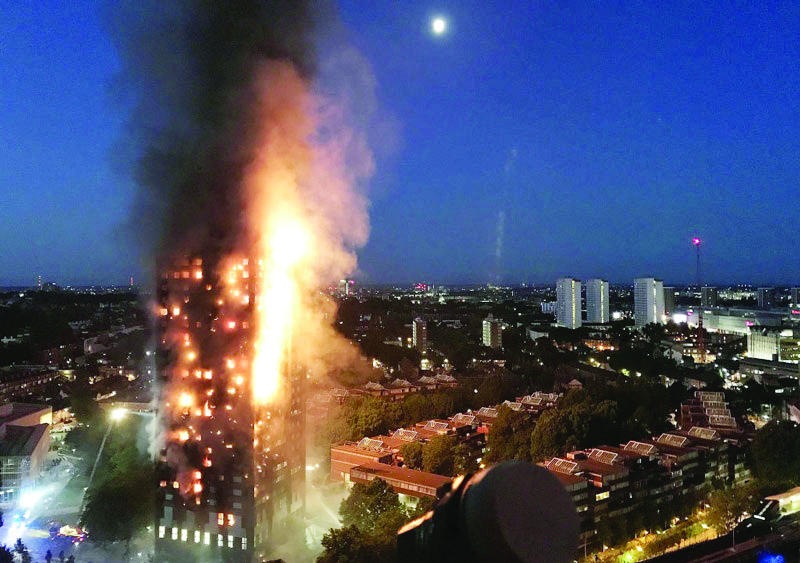 شؤم حصد الأرواح يحرق العشرات في برج لندن