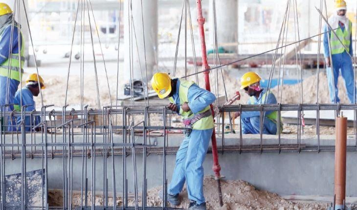قطر تلغي إجازات عمالتها الأجنبية وتقيد سفرهم