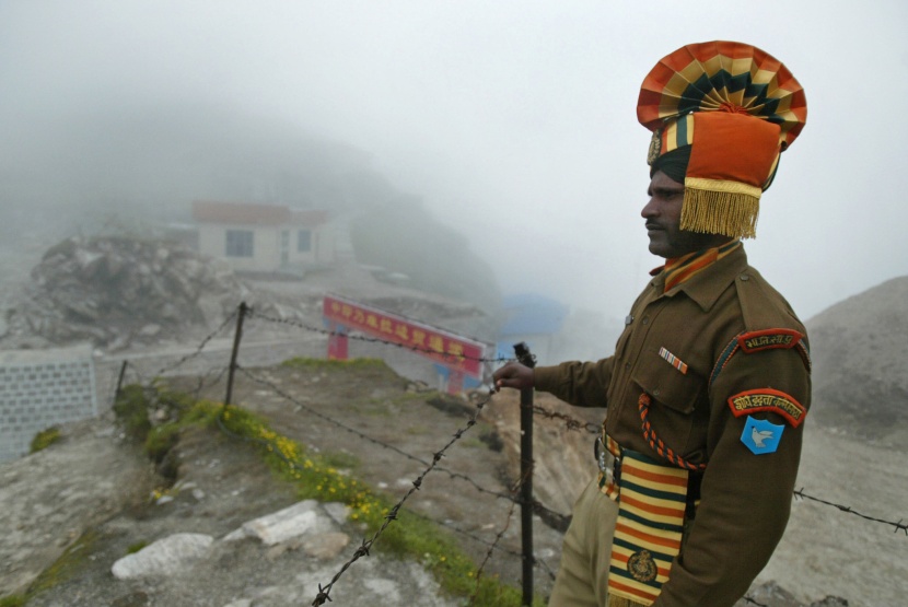 الصين تدعو الهند إلى سحب جنودها الذين عبروا الحدود بين البلدين