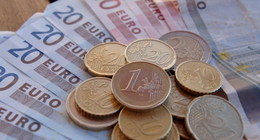 اليورو يتراجع بعد أنباء عن المبالغة في تفسير تصريحات دراجي