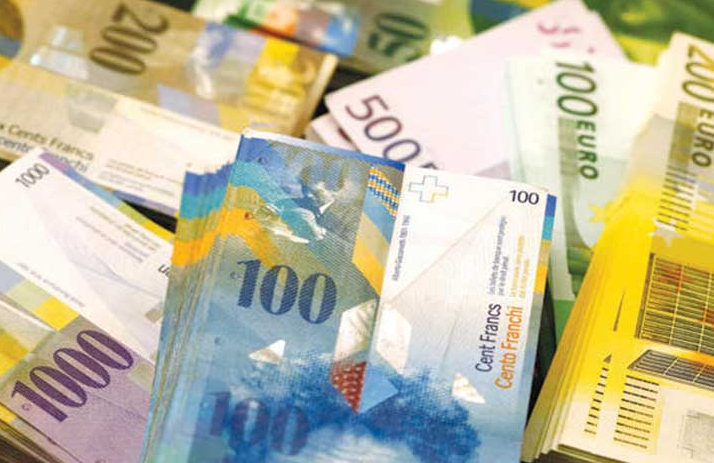 الفرنك السويسري يهبط لأدنى مستوى في 18 شهرا أمام اليورو