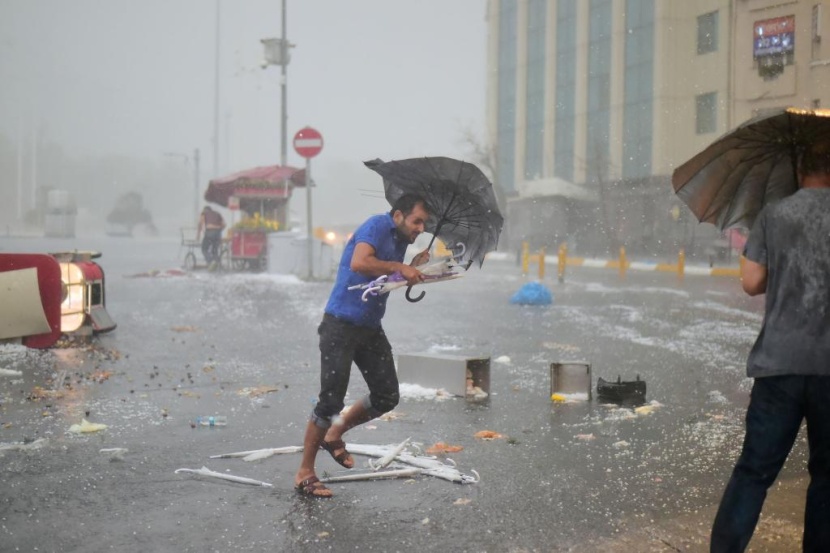 عاصفة قوية تضرب اسطنبول وتتسبب في انفجار وفيضانات
