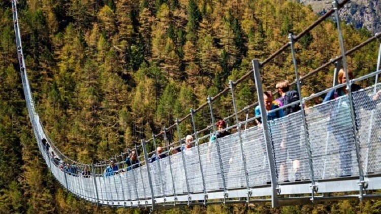 سويسرا تدشن أطول جسر معلق للمشاة في العالم
