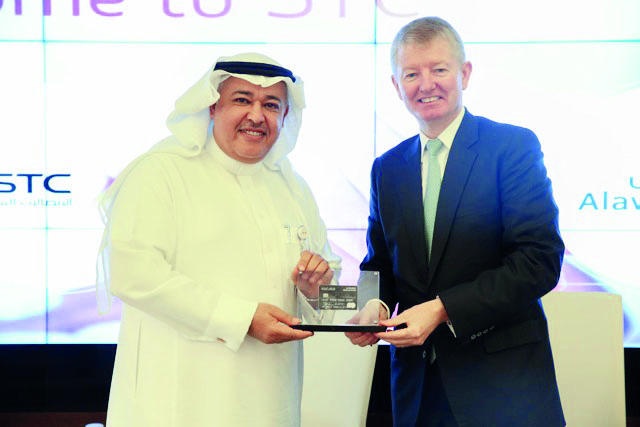 البنك الأول يبرم شراكة 
مع «الاتصالات السعودية» لإطلاق بطاقة «الأول قطاف» الائتمانية