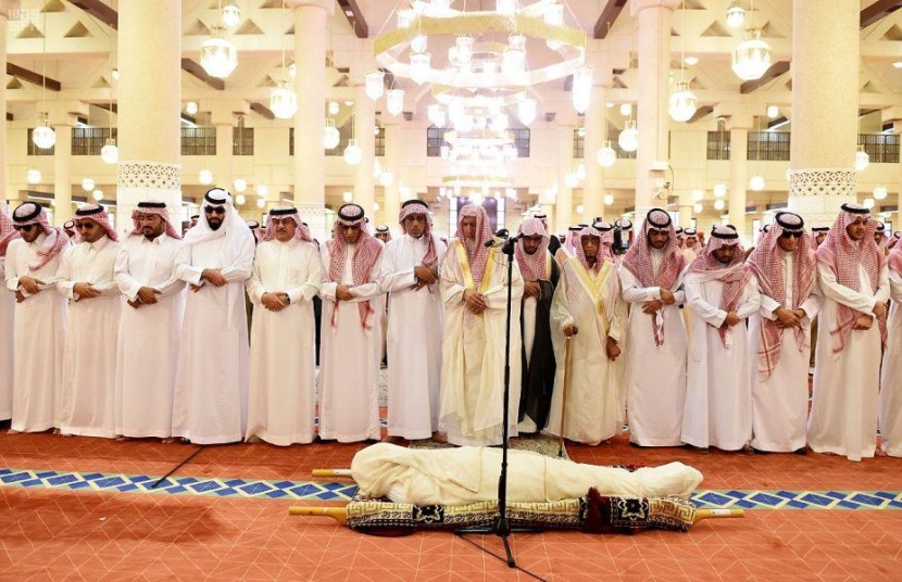 أمير الرياض يؤدي صلاة الميت الأمير بندر بن فهد بن سعد