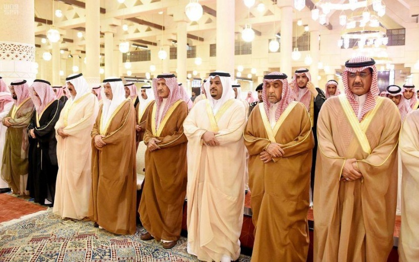 أمير الرياض يؤدي صلاة الميت الأمير بندر بن فهد بن سعد