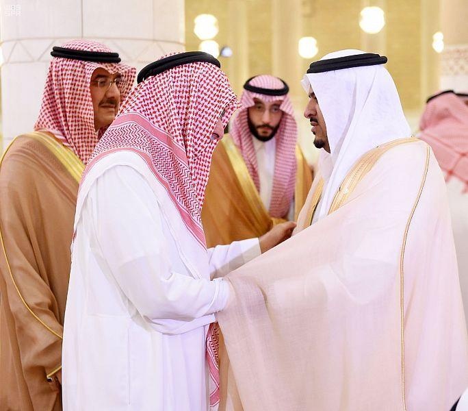 أمير الرياض يؤدي صلاة الميت الأمير بندر بن فهد بن سعد