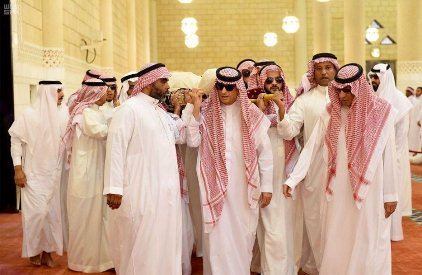 أمير الرياض يؤدي صلاة الميت الأمير بندر بن فهد بن سعد