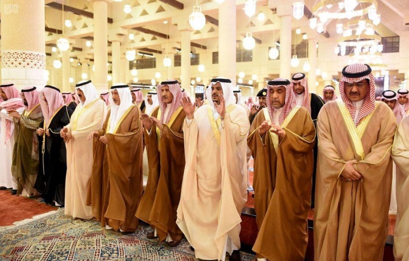 أمير الرياض يؤدي صلاة الميت الأمير بندر بن فهد بن سعد