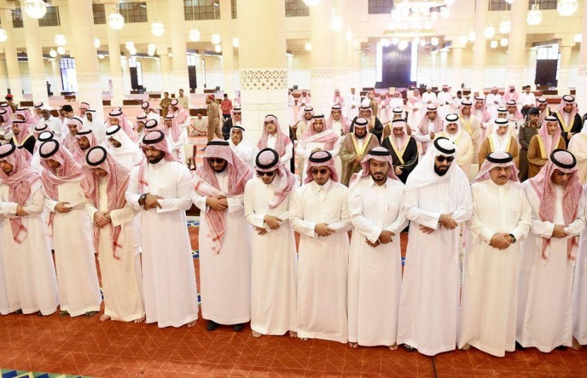 أمير الرياض يؤدي صلاة الميت الأمير بندر بن فهد بن سعد