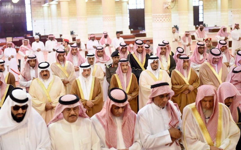 أمير الرياض يؤدي صلاة الميت الأمير بندر بن فهد بن سعد