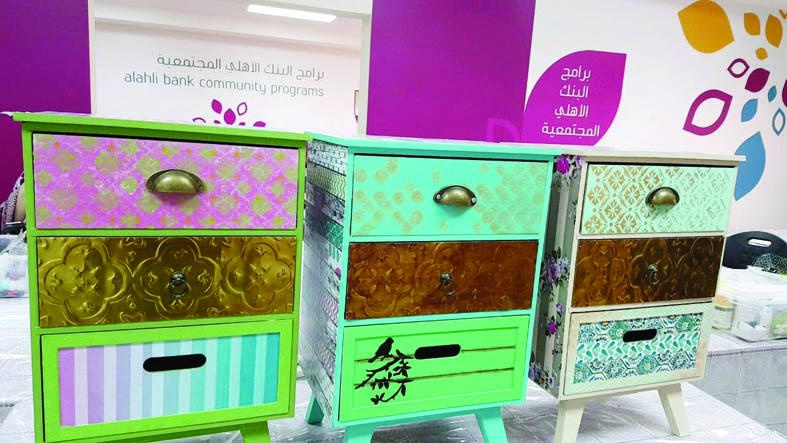 البنك الأهلي يدرب حرفيّات «أهالينا» على منتجات الديكوباج المطوّر