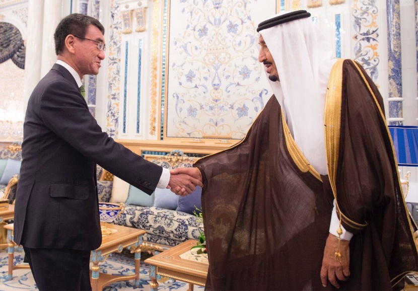 الملك يبحث مع وزير خارجية اليابان تنفيذ الرؤية السعودية اليابانية 2030