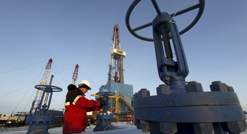 أسعار النفط تهبط مع ارتفاع المخزونات الأمريكية