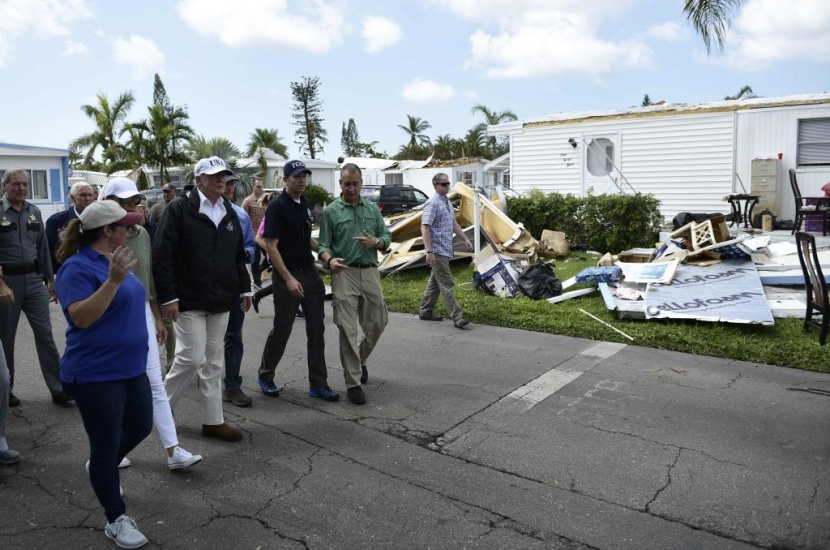 دونالد ترامب يتفقد ضحايا الإعصار في فلوريدا