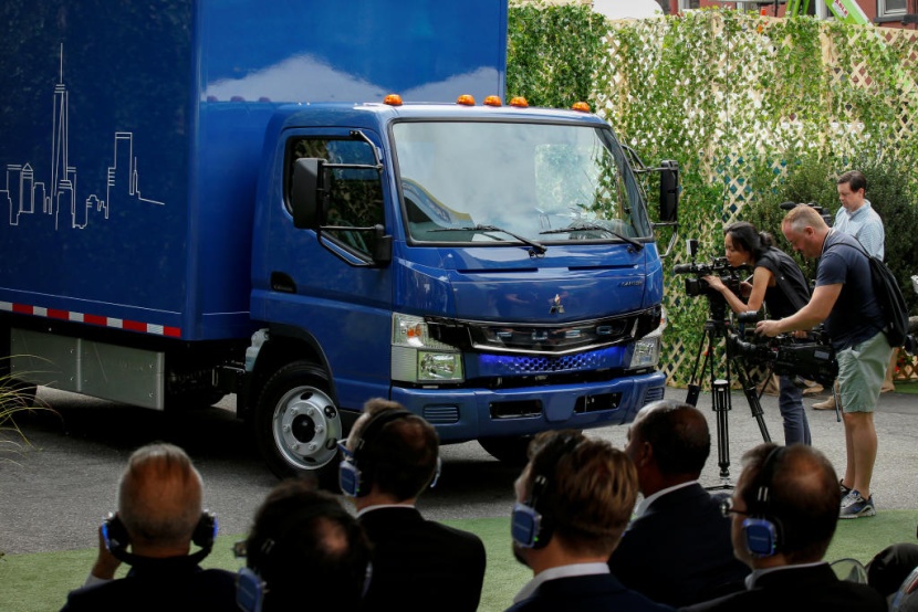 شركة "يو.بي.إس" للخدمات البريدية والنقل تشتري شاحنات "دايملر" الكهربائية