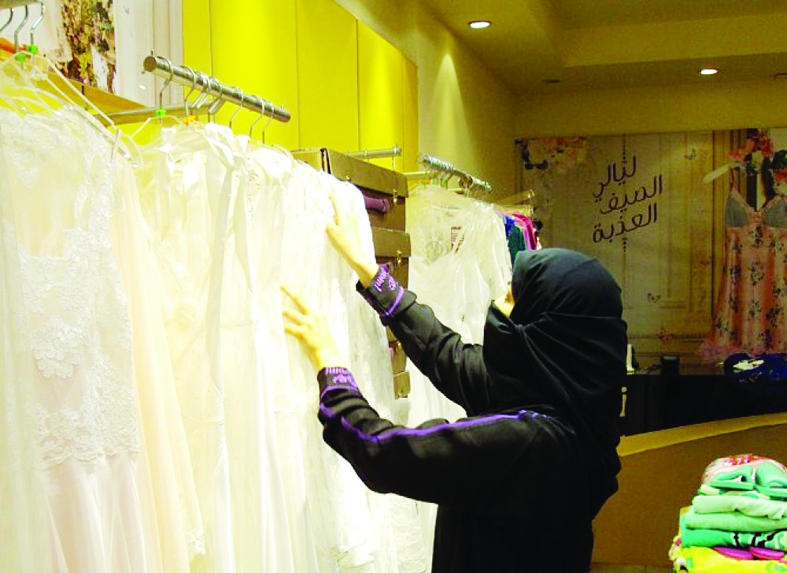 160 ألف سعودية يعملن في تجارة الجملة والتجزئة .. 35 % من حاملات الثانوية
