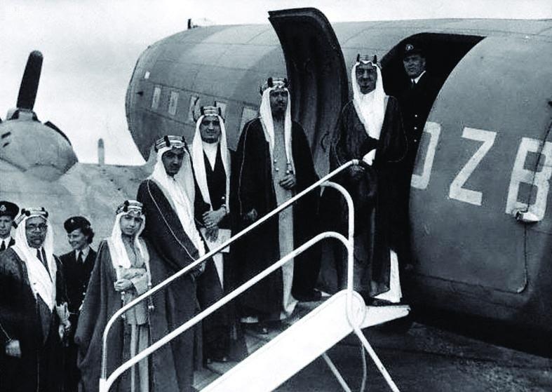 مؤرخون: نظرة الملك عبدالعزيز الثاقبة أطلقت إنجازات الطيران المدني في المملكة