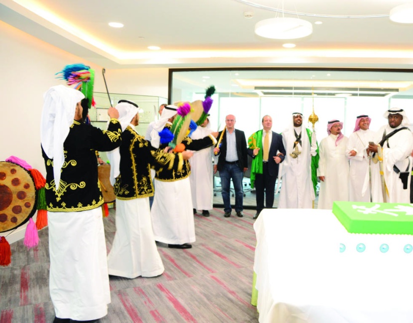 «زين السعودية» تحتفي باليوم الوطني الـ87... بالعرضة السعودية وجدارية «الفخر»