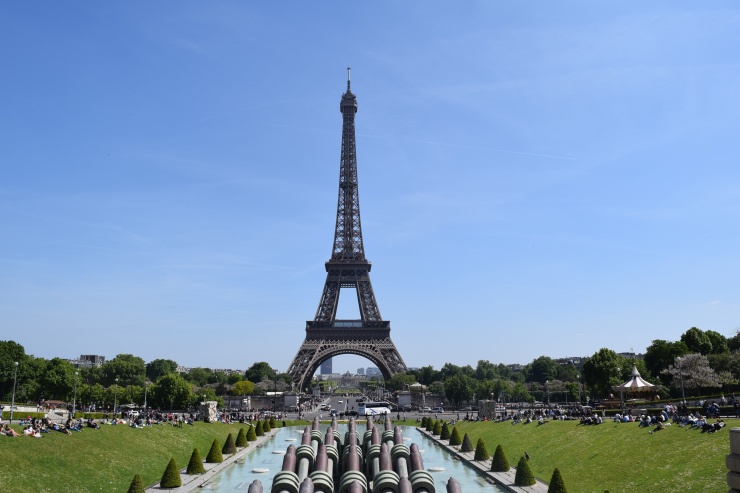 باريس تحتفل بالزائر رقم 300 مليون لبرج إيفل منذ افتتاحه