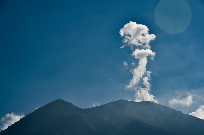  خبراء : بركان جبل اجونج في جزيرة بالي الاندونيسية يستعد للثوران