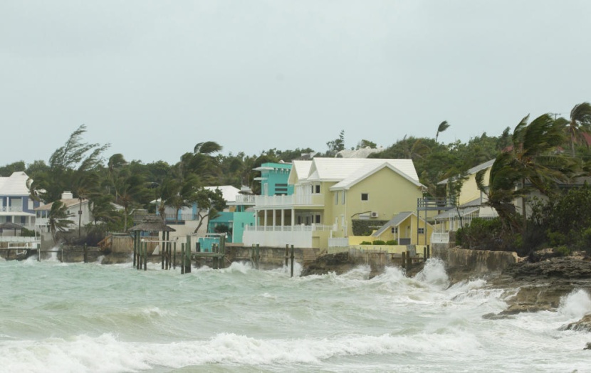 المركز الأمريكي للأعاصير: توقعات بزيادة قوة الإعصار إرما مع ابتعاده عن كوبا