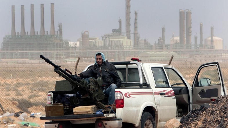 المشاكل المالية والأمنية تضغط على تعافي قطاع النفط في ليبيا