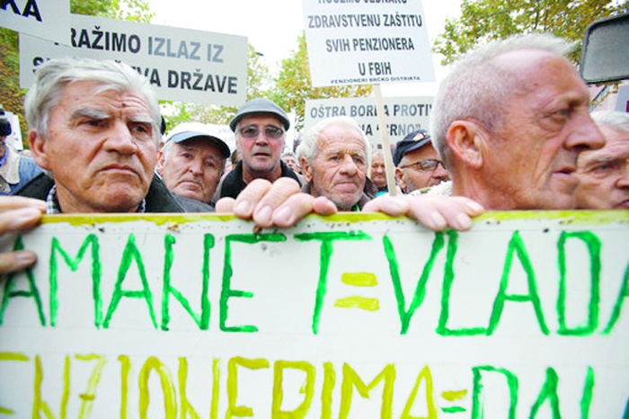 متقاعدون في مسيرة تطالب بتحسين المعاشات خارج مبنى حكومي في سراييفو