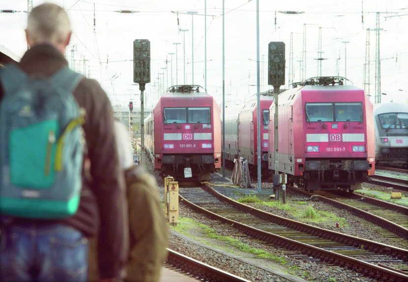 الركاب يتكدسون بانتظارات القطارات المعطلة داخل محطة سترالسوند شمال ألمانيا