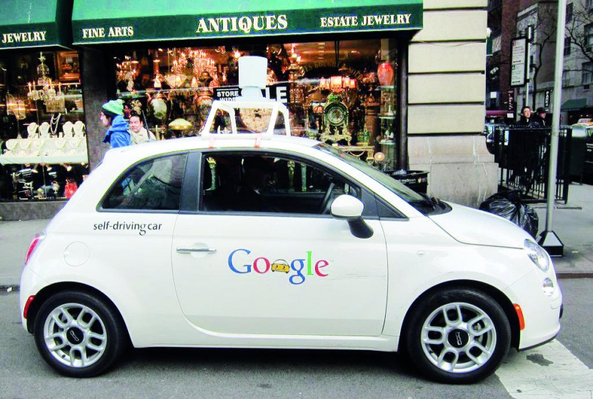 مالك «جوجل» يختبر باكورة السيارة الذاتية على الطريق