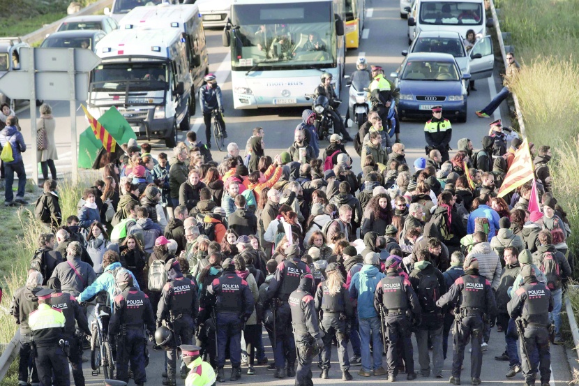 محتجون يقطعون حركة السيارات في برشلونة