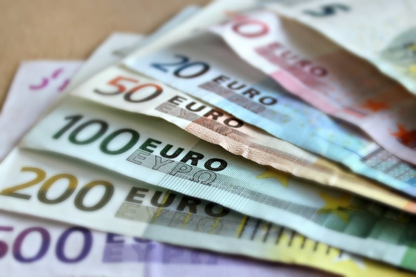 اليورو يتجاوز 1.18 دولار مع زيادة التدفقات على أسهم أوروبا