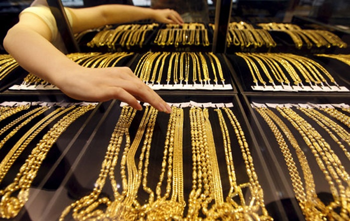 الذهب يصعد إلى أعلى مستوى له في شهر مع تراجع الدولار