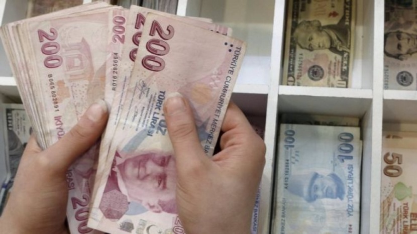 تراجع قيمة الليرة التركية أمام الدولار والعملة الأوروبية الموحدة