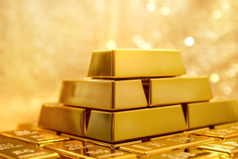 الذهب يرتفع مع تراجع الدولار قبل نشر محضر اجتماع المركزي الأمريكي