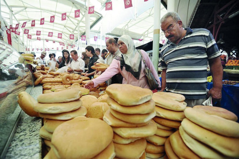 تونس تتجه إلى زيادة أسعار البنزين والخبز في 2018