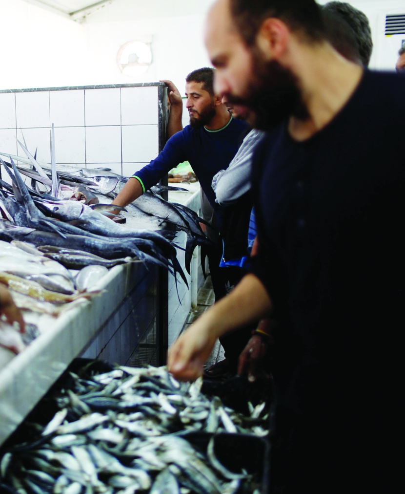 زبائن داخل سوق السمك في طرابلس