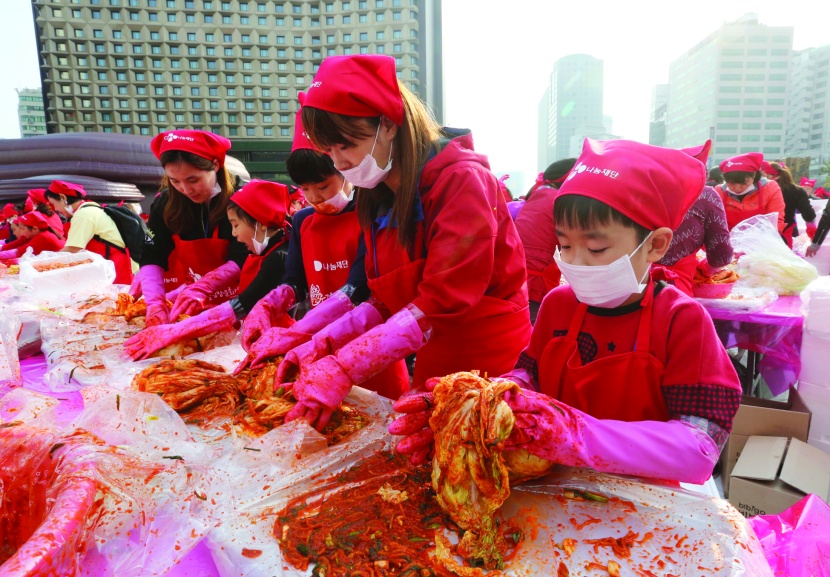 متطوعات يقمن بإعداد أطباق "كيمتشي" الأكثر شعبية في كوريا الجنوبية للتبرع بها للفقراء في سيول