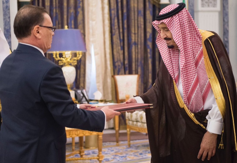 خادم الحرمين الشريفين يتسلم أوراق اعتماد عدد من سفراء الدول لدى السعودية