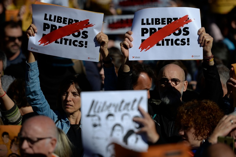 متظاهرون مؤيدون للاستقلال يرفضون قرارات الحكومة المركزية وسط برشلونة